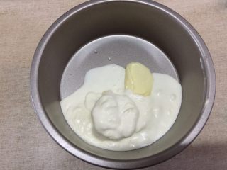 5、#吐司新吃法之六#岩烧奶酪片,淡奶油中加入黄油