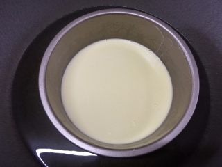 6、#吐司新吃法之六#岩烧奶酪片,隔热水融化，形成奶油溶液