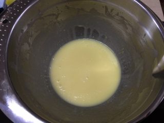 7、#吐司新吃法之六#岩烧奶酪片, 将奶油溶液加入芝士溶液中，搅拌均匀，形成芝士溶液