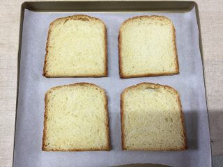 9、#吐司新吃法之六#岩烧奶酪片,烤盘中放置油纸，把吐司片放在上面
