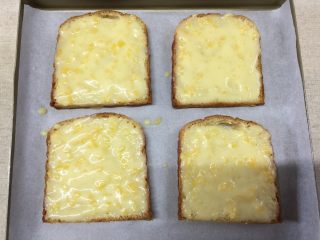 10、#吐司新吃法之六#岩烧奶酪片,抹上芝士溶液