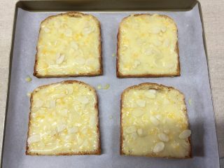 11、#吐司新吃法之六#岩烧奶酪片,撒上适量的杏仁片