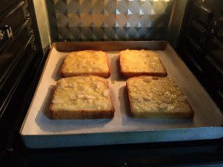 12、#吐司新吃法之六#岩烧奶酪片,放置烤箱里，上下火190度，8-10分钟左右