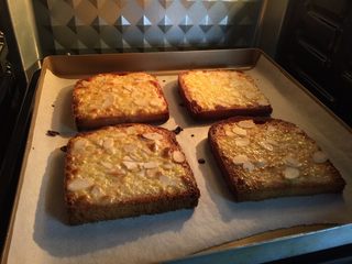 13、#吐司新吃法之六#岩烧奶酪片,溶液表面开始变焦即可出炉