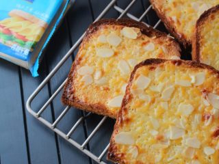 14、#吐司新吃法之六#岩烧奶酪片,