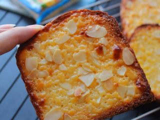 15、#吐司新吃法之六#岩烧奶酪片,