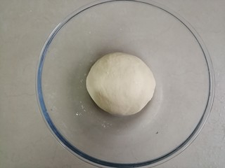 2、玉米碗蒸,酵母水倒入,揉成光滑的面团,在温暖处发酵两倍大