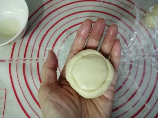 6、玉米碗蒸,塞入大面团里面,紧密贴合在一起