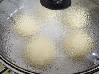 9、玉米碗蒸,锅里的水烧开后,放上蒸屉,蒸13分钟左右,时间到关火,继续焖五分钟才开盖,蒸好后,将两个大小馒头分离