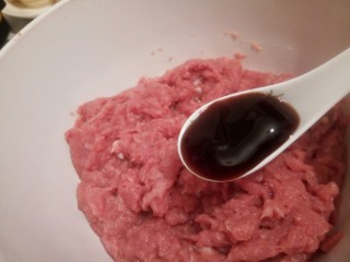 5、蛋抱韭菜饺子,蚝油一勺，盐1勺半，拌均匀，