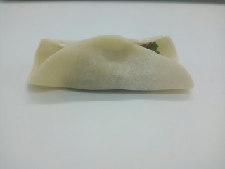 9、蛋抱韭菜饺子, 拿一张饺子皮，中间放上肉馅，饺子皮粘合的位置沾水，先中间位置粘合