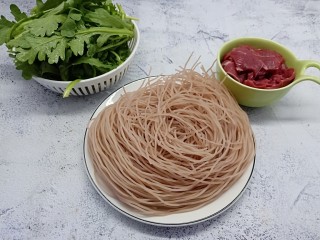 1、美味早餐《牛肉炒米线》,米线是用一种红米做的,所以颜色跟其他米线不一般、新鲜牛肉、鸡毛菜。