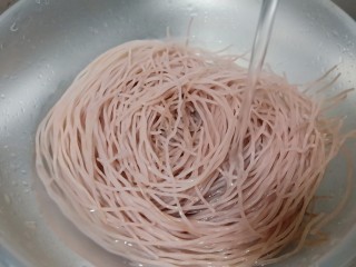 2、美味早餐《牛肉炒米线》,米线温水泡5分钟即可捞出控水份、待会要炒不能泡太软。