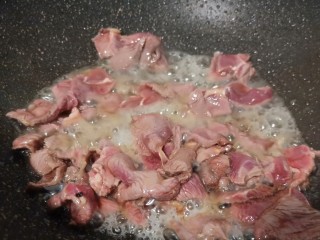 5、美味早餐《牛肉炒米线》,热锅凉油下生姜蒜泥炒香,下牛肉爆炒。