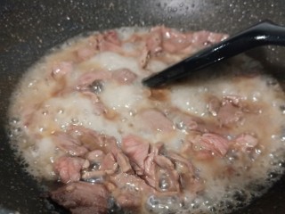 6、美味早餐《牛肉炒米线》,大火炒至牛肉变色。