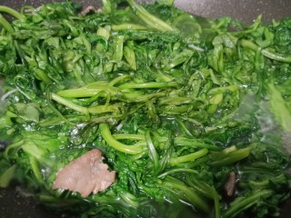 8、美味早餐《牛肉炒米线》,鸡毛菜稍微炒几下就可以、熟的很快。