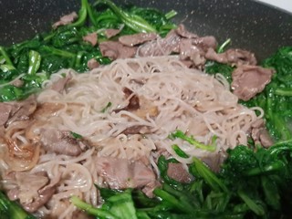 10、美味早餐《牛肉炒米线》,大火翻炒片刻。