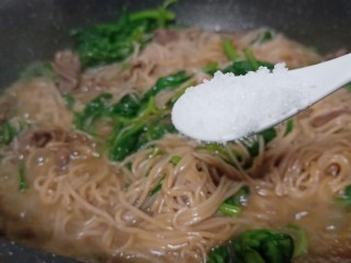 12、美味早餐《牛肉炒米线》,细盐一勺、翻炒均匀即可出锅。