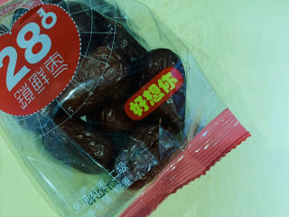 1、糖水鸡蛋,取出一包红枣；