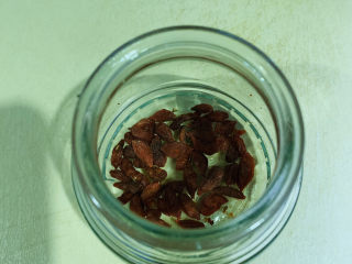 4、糖水鸡蛋,取出枸杞；