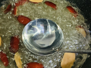 9、糖水鸡蛋,煮沸时，用一个勺子盛沸水，放在锅里；