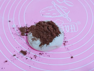 6、????高逼格馒头～一切OK表情包,发酵好的白面团取出一少部分，加入可可粉，揉至光滑，使可可粉与面团完全结合在一起！