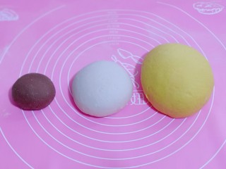 7、????高逼格馒头～一切OK表情包,将发酵好的南瓜面团，白面团揉至光滑！盖上保鲜膜醒10分钟！