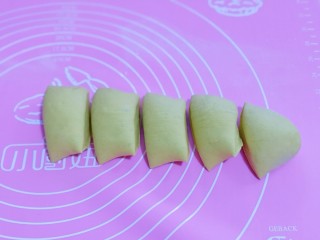 8、????高逼格馒头～一切OK表情包,将南瓜面团分割成等份的小面团，揉圆！