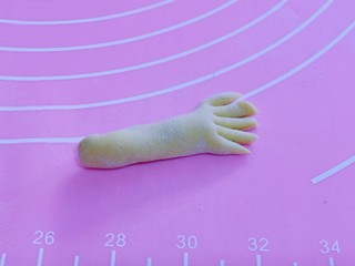 14、????高逼格馒头～一切OK表情包,取一块南瓜面团，做出手的形状，再切出5根手指！如图