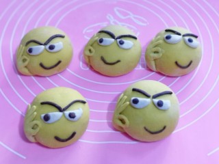 16、????高逼格馒头～一切OK表情包,再贴上眉毛，嘴巴，将OK手势粘在适当位置！这样“一切OK表情豆沙包就做好了呦～