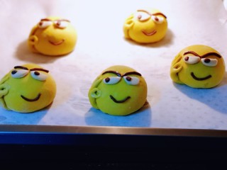 17、????高逼格馒头～一切OK表情包,依次摆放在蒸烤盘上，垫上油纸，并间隔距离！进行二次发酵，恒温发酵功能，40度10分钟即可！