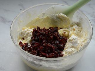9、蔓越莓饼干,倒入蔓越莓干