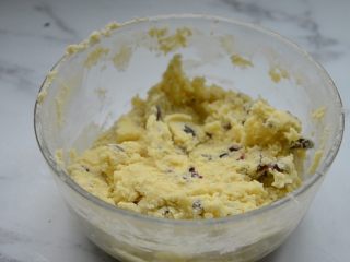 10、蔓越莓饼干,继续用刮刀拌匀，不要过度搅拌