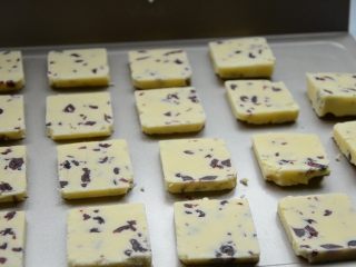13、蔓越莓饼干,放烤盘上，饼胚之间留适当距离。烤箱预热170°，放中下层烤20分钟，烤好晾凉即可食用