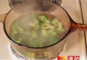 6、照烧鸡腿,另起一锅烧开水后下西兰花氽水加点盐，捞出摆盘备用。