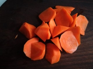 2、小米红薯粥,红薯去皮切滚刀块洗干净。