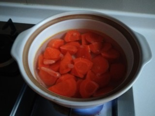 5、小米红薯粥,倒入红薯。