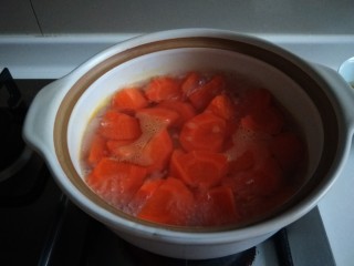 6、小米红薯粥,大火烧开。