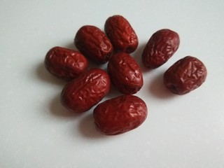 8、小米红薯粥,很鲜的大枣洗干净备用。