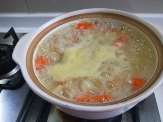 14、小米红薯粥,中火熬制，撇去浮沫。