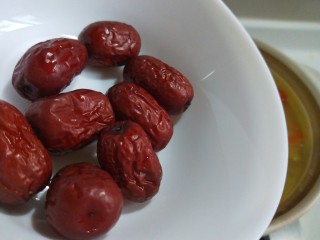 15、小米红薯粥,加入大枣。