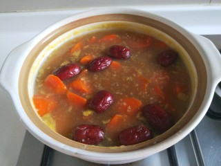 17、小米红薯粥,最后加入一勺红糖煮开关火。