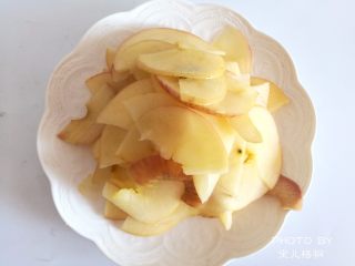 3、苹果玫瑰卷,苹果晾干冷却放入烤箱，180度，40分钟就可以了！拿出来后。撒上糖粉或者椰蓉