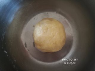 5、苹果玫瑰卷,.揉好的面团。静置松弛15分钟