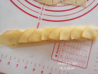 7、苹果玫瑰卷,把苹果片依次摆放在长条上