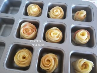 9、苹果玫瑰卷,卷起来，放入模具中