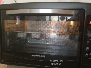 10、苹果玫瑰卷,.放入烤箱，180度，40分钟就可以了