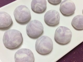 11、彩色水果馅汤圆,分成20克的小面剂子 包入冷冻好的水果馅料