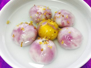 13、彩色水果馅汤圆,碗里放入桂花 成入汤圆