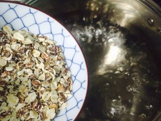 6、芒果牛奶芝麻燕麦粥,倒入燕麦